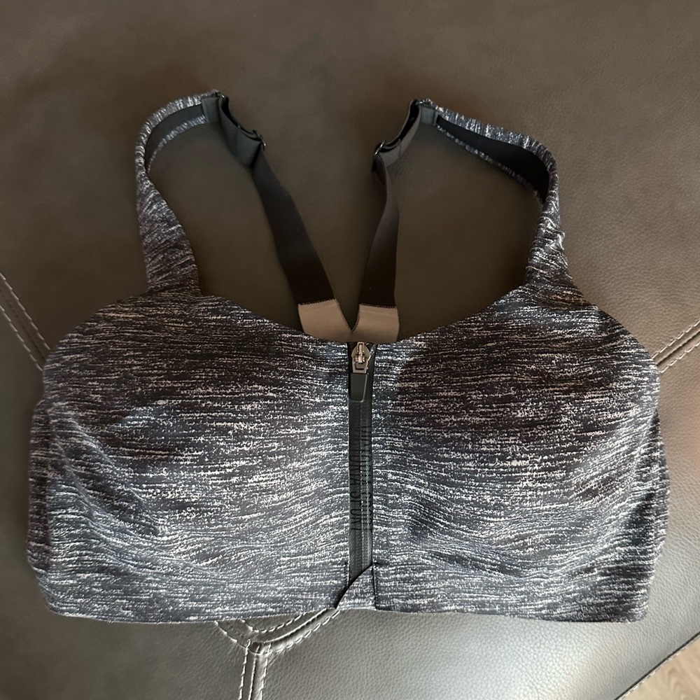 Victoria’s Secret Knockout Sport Bra, Size 36DD, Black/White, Gently Used.
